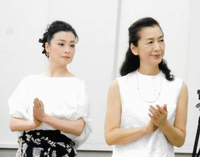 舞台衣装コンテストの審査員を務めた檀れい（左）と高橋惠子＝都内のスタジオ