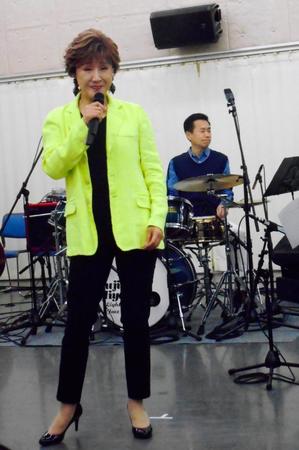 リハーサルで「もしかして」を熱唱する小林幸子（左）とドラムを担当する三宅裕司＝都内のスタジオ