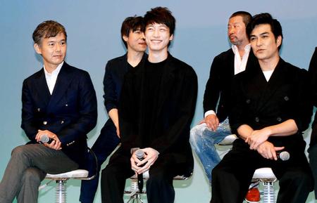 「シグナル」の出演者。（前列左から）渡部篤郎、坂口健太郎、北村一輝（４月５日）