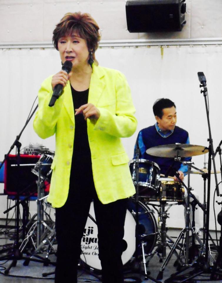 リハーサルで「もしかして」を熱唱する小林幸子（左）とドラムを担当する三宅裕司＝都内のスタジオ