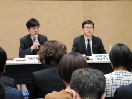 女性社員のセクハラ被害について公表するテレビ朝日の篠塚浩報道局長（右）と長田明広報局長＝都内のテレビ朝日本社