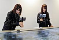 最新技術を駆使してカーレースを堪能した欅坂４６の土生瑞穂（左）と菅井友香＝東京ソラマチ