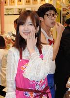 結婚指輪を光らせて登場した須藤凜々花＝沖縄県内