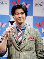 ボルドーワインのイベントに登場した速水もこみち＝東京・表参道