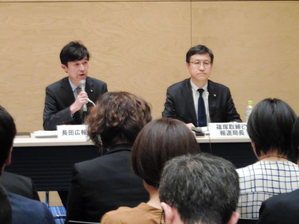 女性社員のセクハラ被害について公表するテレビ朝日の篠塚浩報道局長（右）と長田明広報局長＝都内のテレビ朝日本社