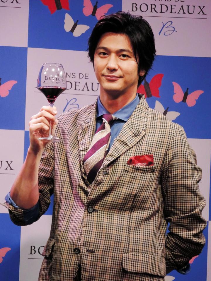 ボルドーワインのイベントに登場した速水もこみち＝東京・表参道