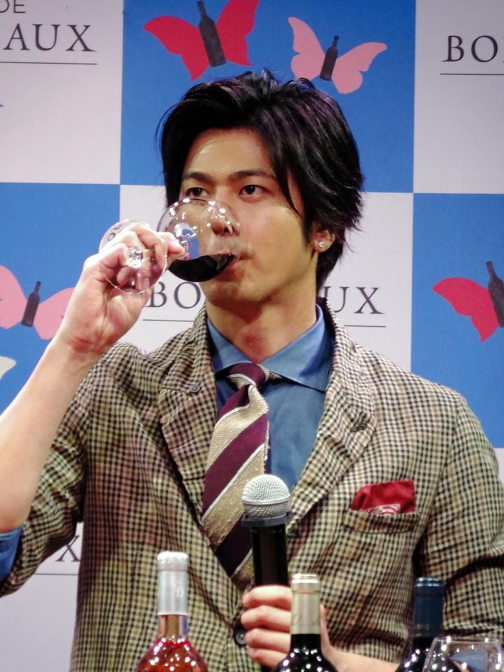 ワインを飲む速水もこみち＝東京・表参道