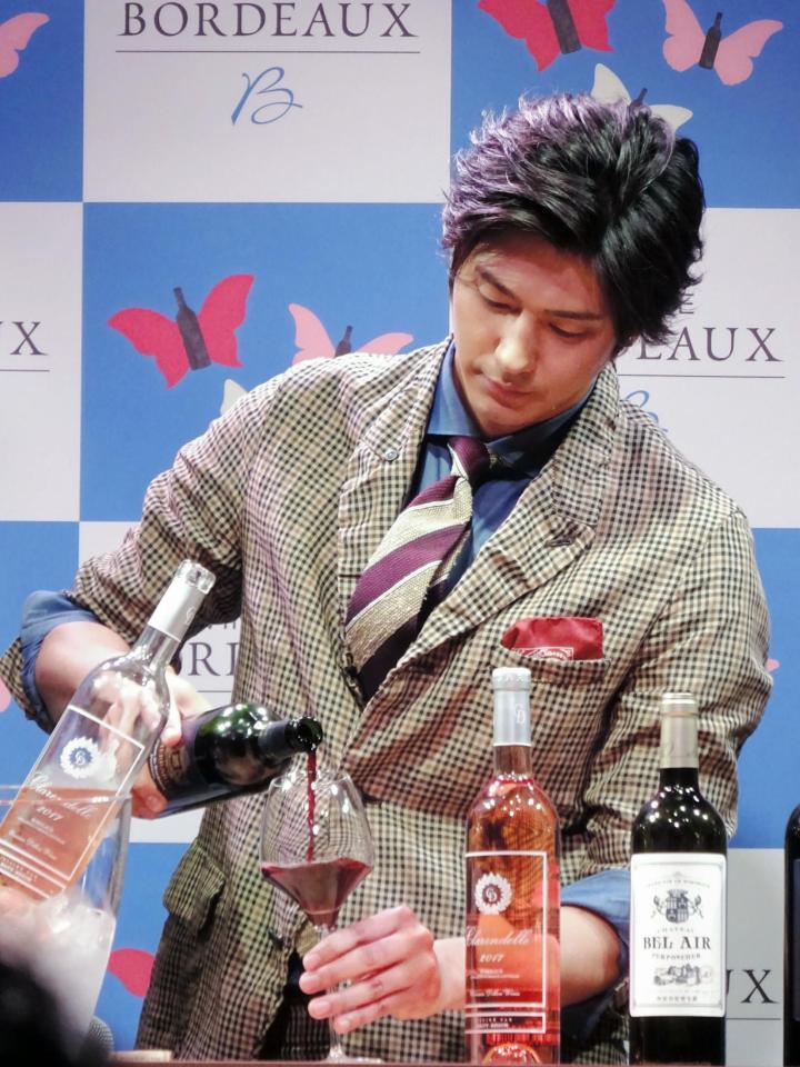 ワインをサーブする速水もこみち＝東京・表参道