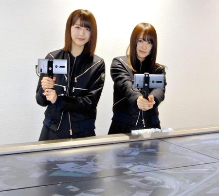 最新技術を駆使してカーレースを堪能した欅坂４６の土生瑞穂（左）と菅井友香＝東京ソラマチ