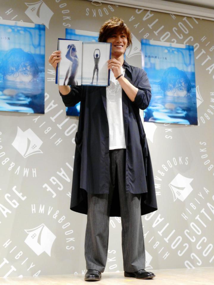 最新写真集の発売記念イベントを行った加藤和樹＝東京・ＨＭＶ＆ＢＯＯＫＳ　ＨＩＢＩＹＡ　ＣＯＴＴＡＧＥ