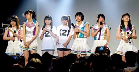 　新メンバーの中川千尋（左から３人目）、佐々木ほのか（同４人目）を迎えるアップアップガールズ（２）