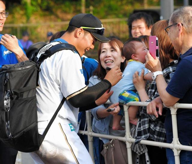 日本ハム 清宮 ベビー服にサインも赤ちゃん号泣 怪物 も苦笑い 芸能 デイリースポーツ Online 日本ハム 清宮 ベビー服にサインも赤ちゃん号泣 怪物 も苦笑い 芸能 デイリースポーツ Online