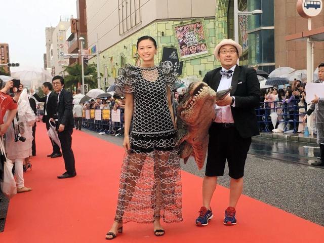 榮倉奈々 沖縄国際映画祭レッドカーペットでファンと写真撮影 会場は大盛況に 芸能 デイリースポーツ Online