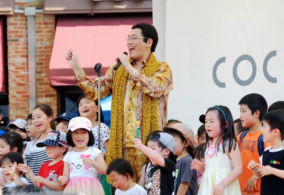 子供と一緒に「ＰＰＡＰ」を披露したピコ太郎＝埼玉・コクーンシティ