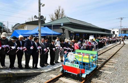 　旧増毛駅のリニューアルオープンを祝うセレモニーで、テープカットをする町民ら＝北海道増毛町