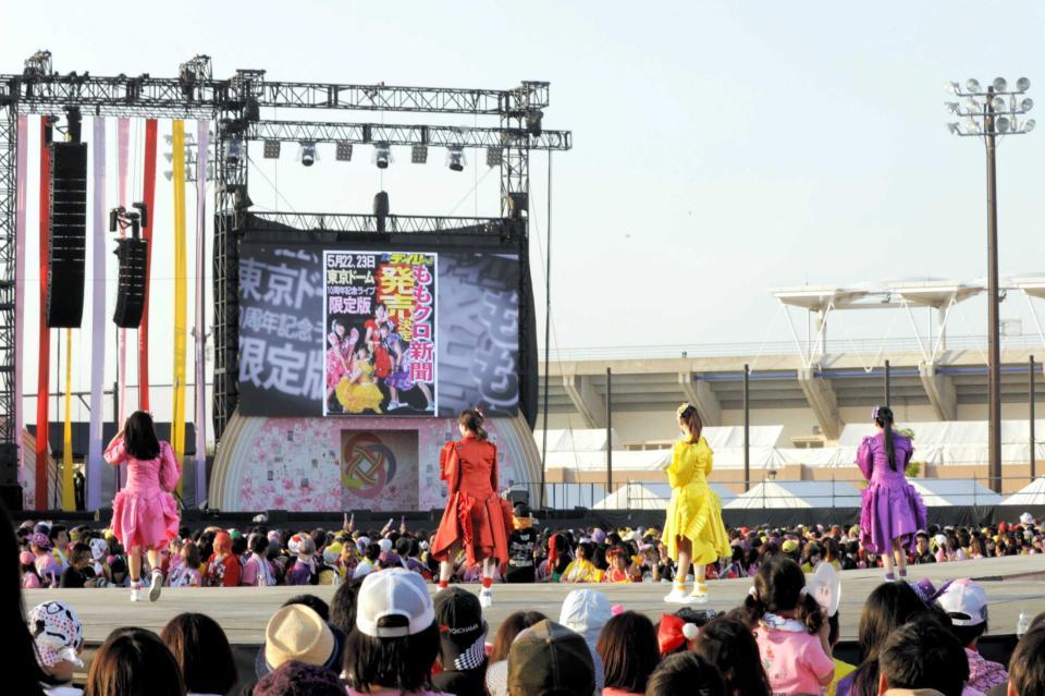 　スクリーンに映された特集号の映像を見るももいろクローバーＺ