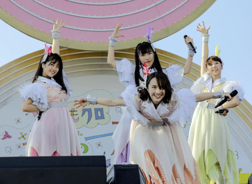 ポーズを決める、ももいろクローバーＺ＝滋賀県・東近江市