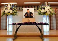 祭壇に飾られた月亭可朝さんの遺影＝大阪市福島区の「八聖亭」