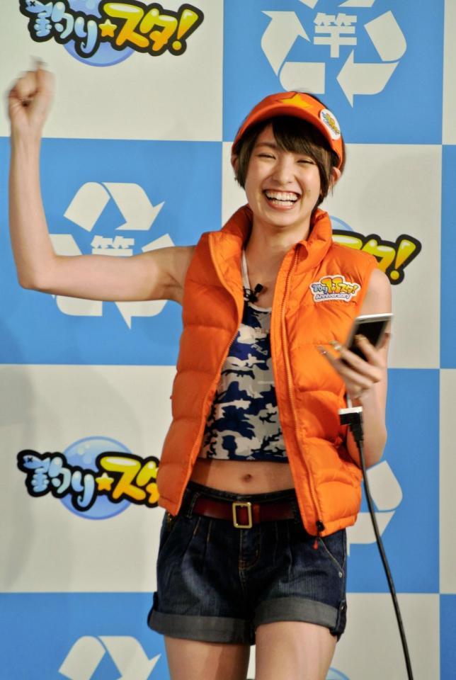 スマホゲームで魚を釣り上げて喜ぶ南明奈＝東京・赤坂