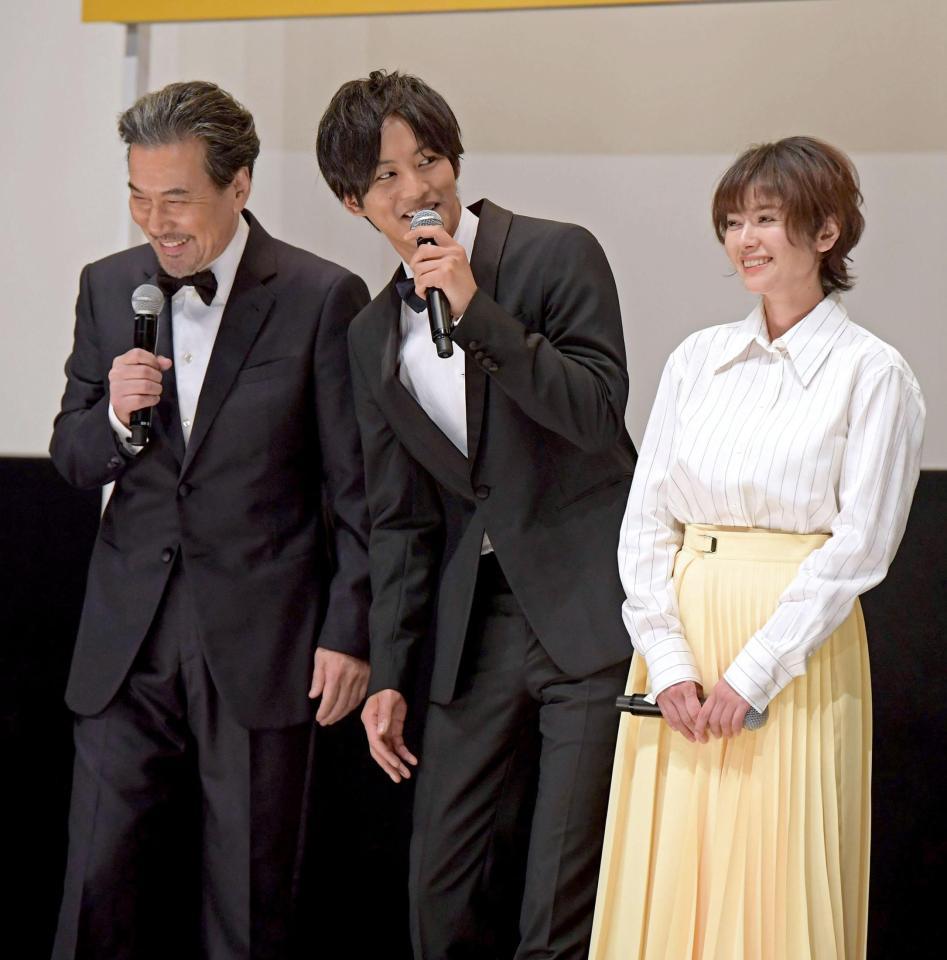 トークで盛り上がる（左から）役所広司、松坂桃李、真木よう子＝東京・丸の内ＴＯＥＩ（撮影・金田祐二）