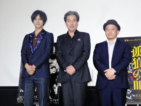 映画「孤狼の血」の舞台あいさつを行った（左から）松坂桃李、役所広司、白石和彌監督＝大阪市内