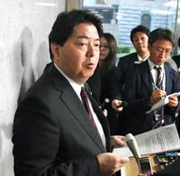 　ヨガ店訪問について記者団に説明する林文科相