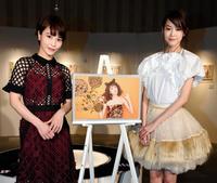 清川あさみに撮影してもらった桐谷美玲（右）はかわいいベンガル姿＝表参道ヒルズ（撮影・三好信也）