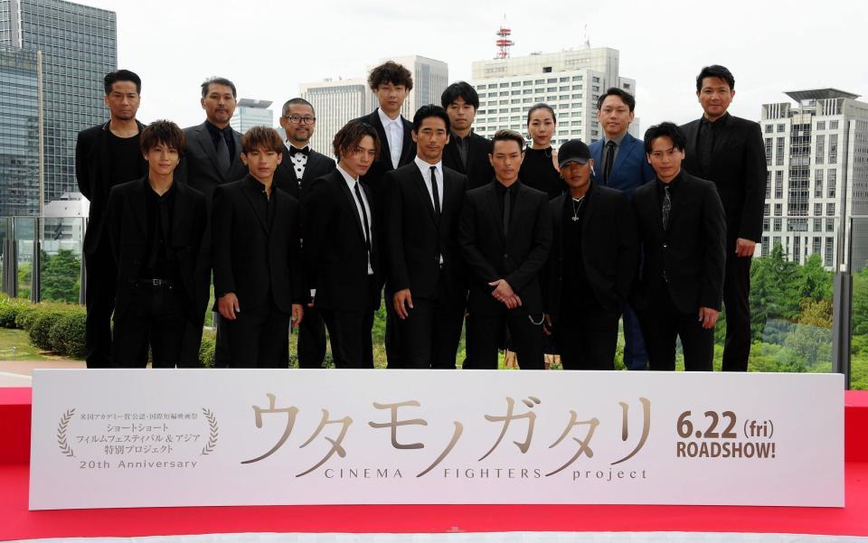 映画「ウタモノガタリ」レッドカーペットイベントに登場した（後列左から）ＥＸＩＬＥのＨＩＲＯ、岸本司監督、平林勇監督、松永大司監督、石井裕也監督、安藤桃子監督、Ｙｕｋｉ　Ｓａｉｔｏ監督、別所哲也（前列左から）三代目　Ｊ　Ｓｏｕｌ　Ｂｒｏｔｈｅｒｓ　ｆｒｏｍ　ＥＸＩＬＥ　ＴＲＩＢＥの岩田剛典、ＮＡＯＴＯ、登坂広臣、小林直己、今市隆二、ＥＬＬＹ、山下健二郎＝東京・有楽町（撮影・堀内翔）