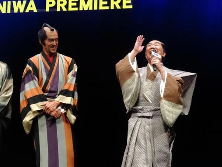 「いらっしゃーい！」を披露した桂文枝（右）と阿部寛＝大阪松竹座