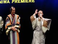 「いらっしゃーい！」を披露した桂文枝（右）と阿部寛＝大阪松竹座