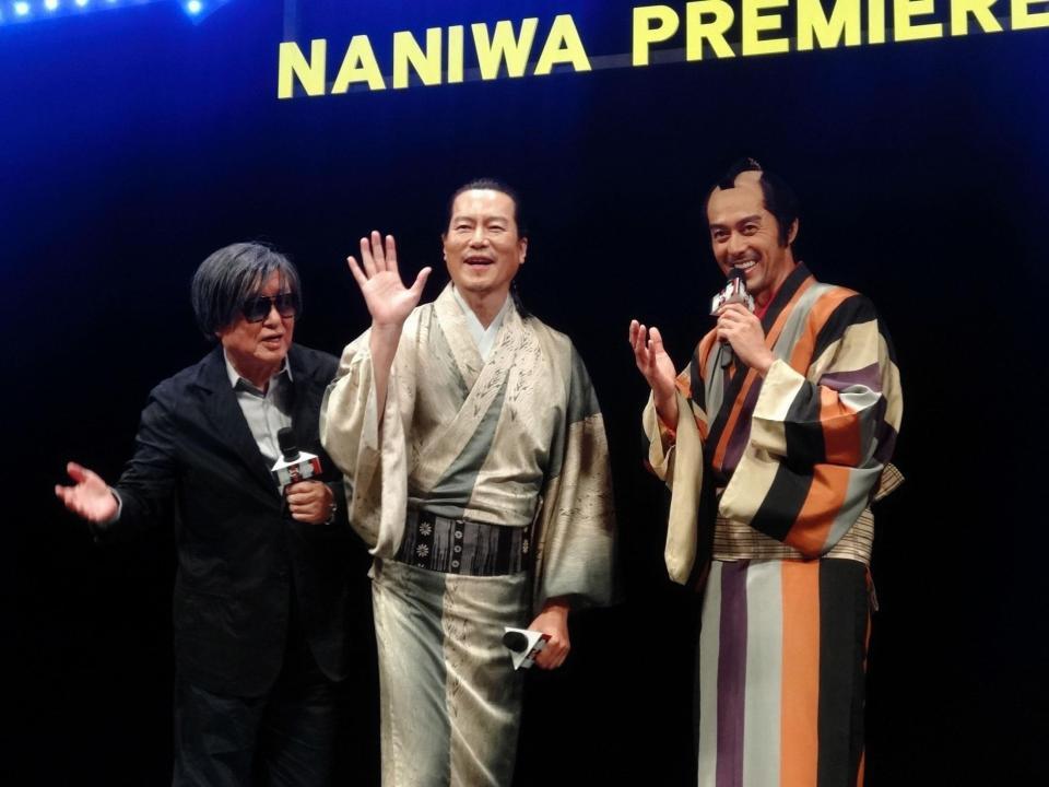 「いらっしゃーい！」を披露した（左から）鶴橋康夫監督、豊川悦司、阿部寛＝大阪松竹座