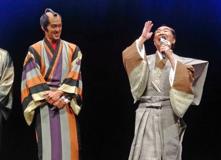 「いらっしゃーい！」を披露した桂文枝（右）に大喜びの阿部寛