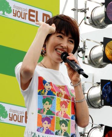 ｂａｙｆｍ公開生放送イベントに登場した荻野目洋子＝千葉・ユアエルム八千代台店