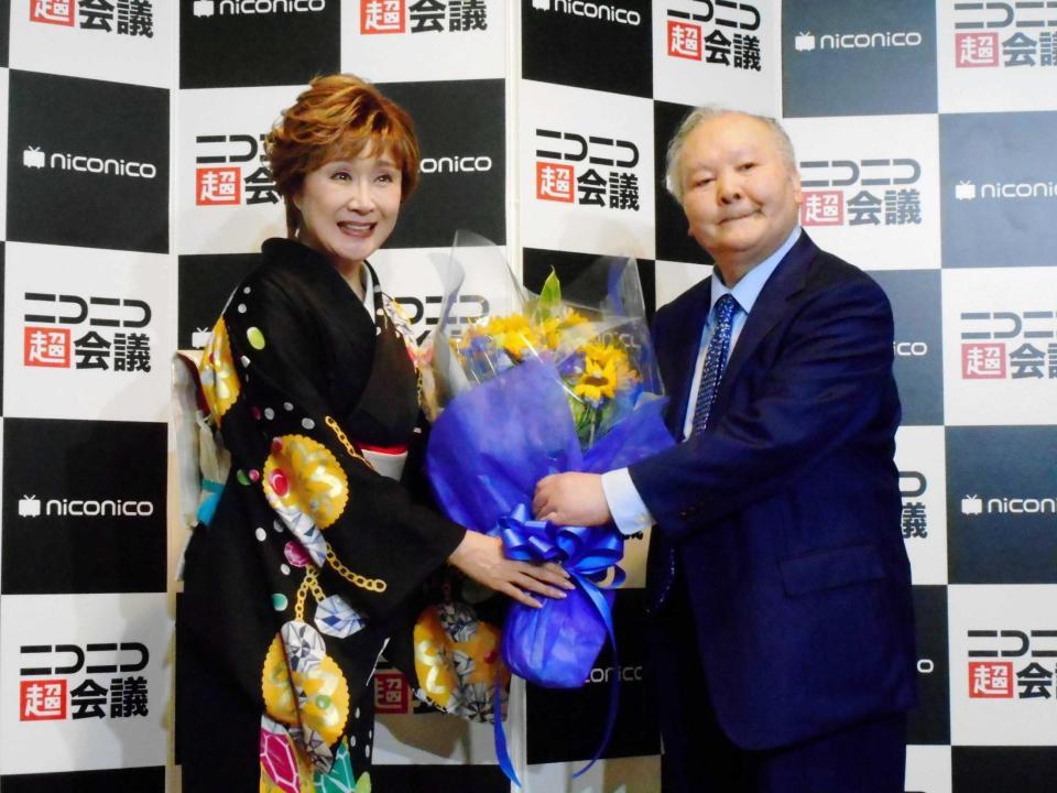 共演した加藤一二三（右）と小林幸子