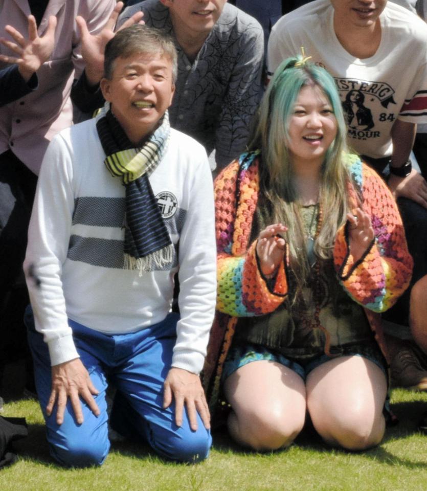 「吉本坂４６」の２次オーディションにそろって合格した村上ショージ（左）と娘のぬゅぬゅゅゆゅゅゅゅ＝吉本興業東京本社