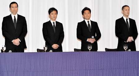 会見に臨むＴＯＫＩＯの（左から）長瀬智也、国分太一、城島茂、松岡昌宏＝都内