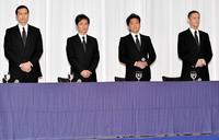 会見に臨むＴＯＫＩＯの（左から）長瀬智也、国分太一、城島茂、松岡昌宏＝都内