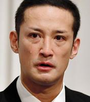 会見中、こらえきれず涙を流す松岡昌宏＝都内