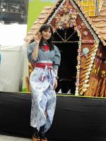 「お菓子の家」の除幕式を行った相川七瀬＝東京・自由が丘駅前