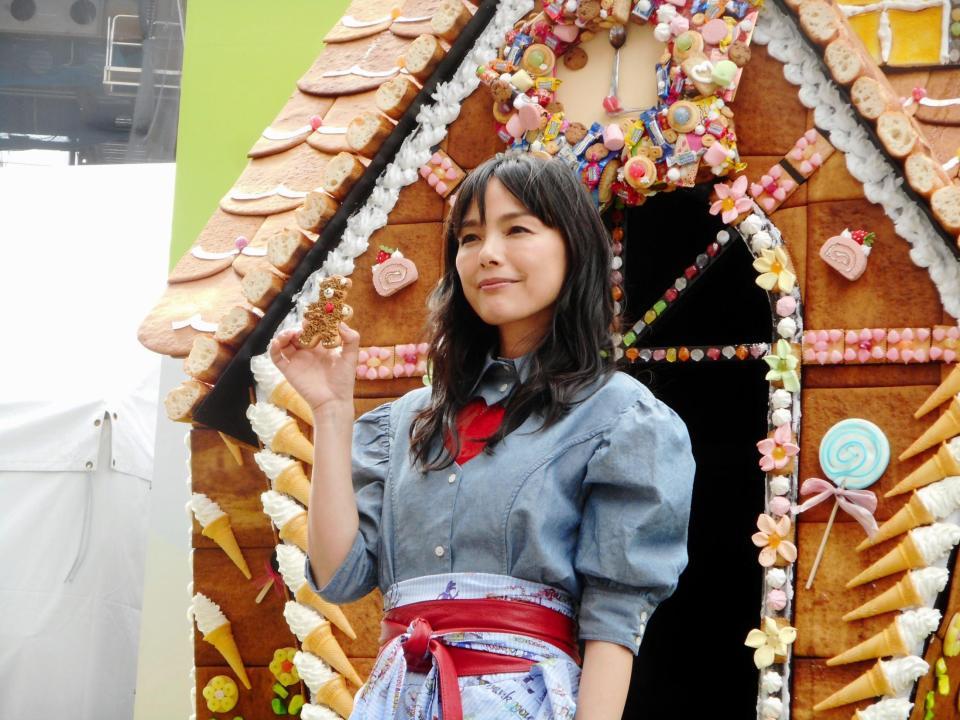 「お菓子の家」の除幕式を行った相川七瀬＝東京・自由が丘駅前