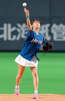 　ファーストピッチセレモニーに登場した牧野真莉愛＝札幌ドーム