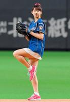 　ファーストピッチセレモニーに登場した牧野真莉愛＝札幌ドーム（撮影・堀内翔）