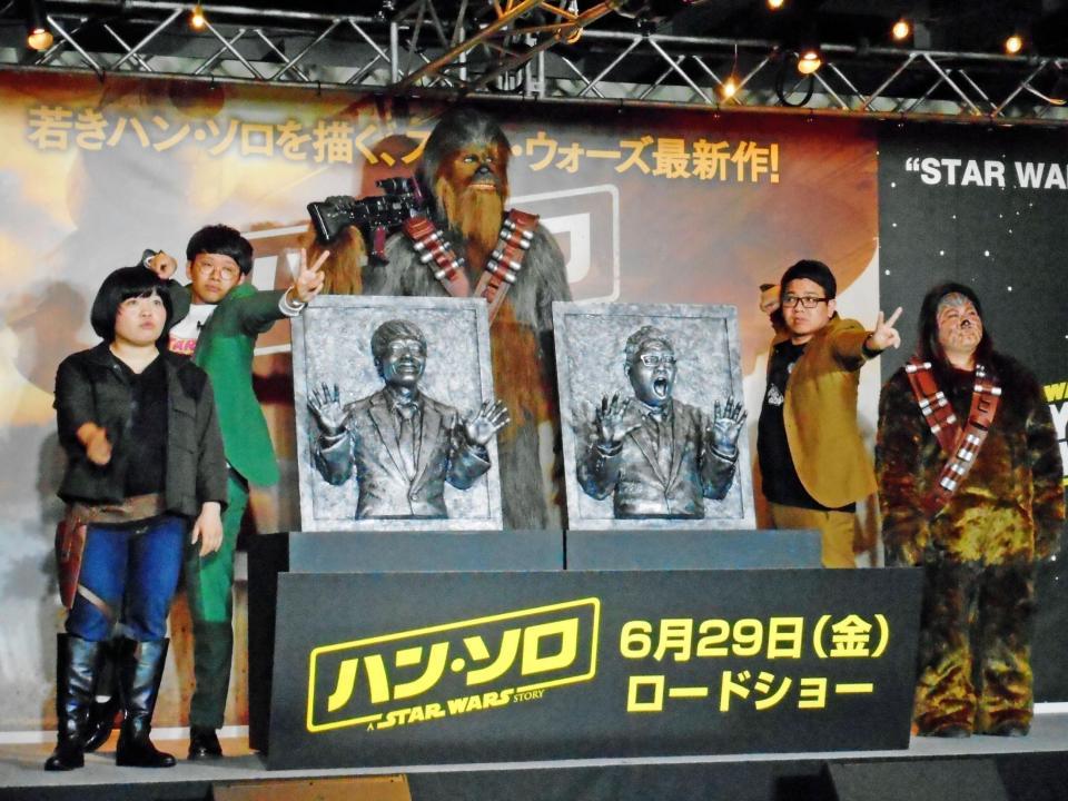 　「スター・ウォーズの日」前夜祭イベントに参加した（左から）おかずクラブ・オカリナ、ミキ・亜生、昂生、おかずクラブ・ゆいＰ＝東京・新宿