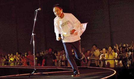 　古希ツアーで会場の花道を軽快に走る小田和正＝グランメッセ熊本