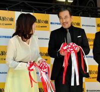 テープカットを終えて笑顔を見せる役所広司と柚月裕子氏（左）＝東京・新宿の紀伊國屋書店（撮影・西岡正）