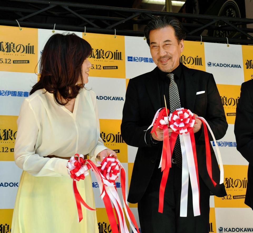 テープカットを終えて笑顔を見せる役所広司と柚月裕子氏（左）＝東京・新宿の紀伊國屋書店（撮影・西岡正）