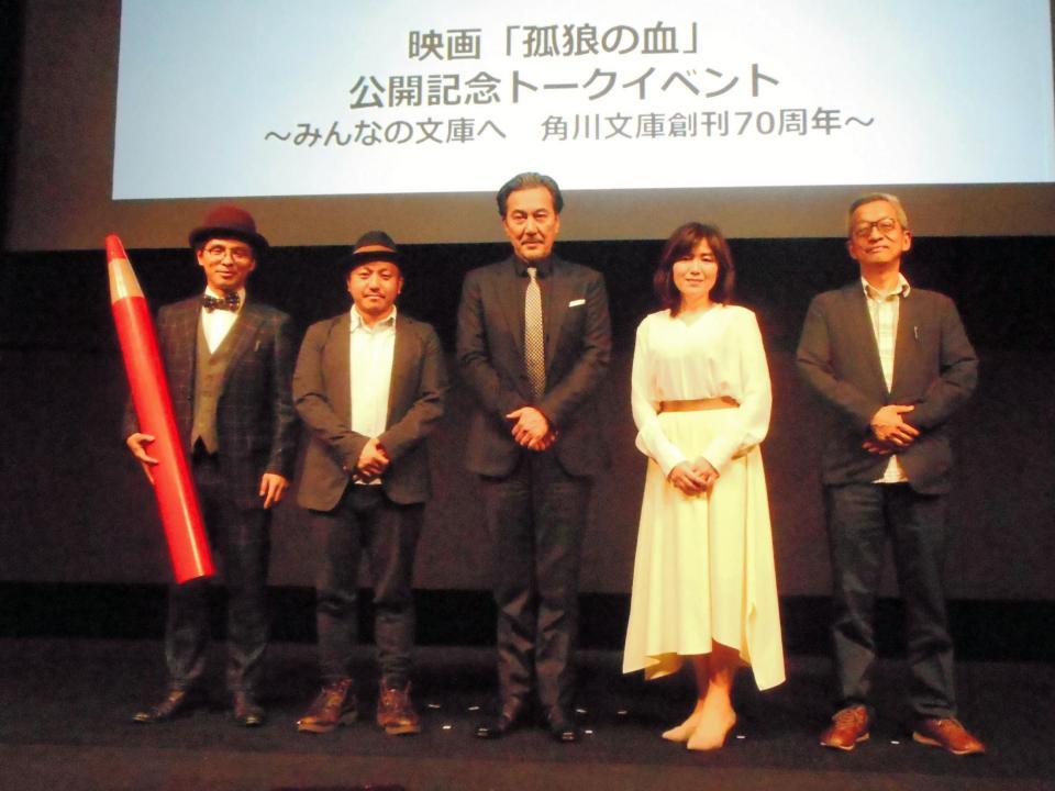 「孤狼の血」トークイベントに参加した（左から）赤ペン瀧川、白石和彌監督、役所広司、原作の柚月裕子氏、秋本鉄次氏＝東京・新宿