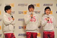 稲垣吾郎（左）、草なぎ剛（右）と登場してＴＯＫＩＯへエールを送った香取慎吾＝東京・渋谷