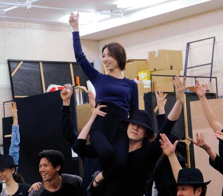 男性陣にリフトアップされる早霧せいな＝東京・新宿区