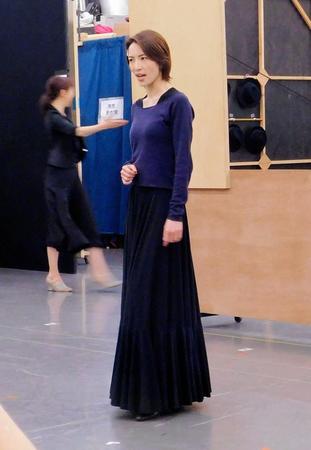 スカート姿で稽古を行う早霧せいな＝東京・新宿区